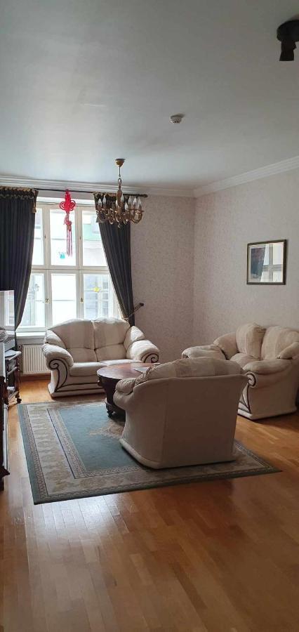 Cozy Apartment On The Town Hall Square Tallinn Eksteriør billede